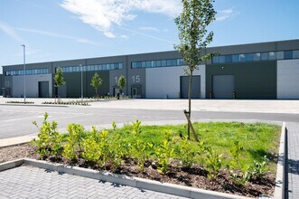 College Rd, Aylesbury to rent Building Photo- Image 2 of 9