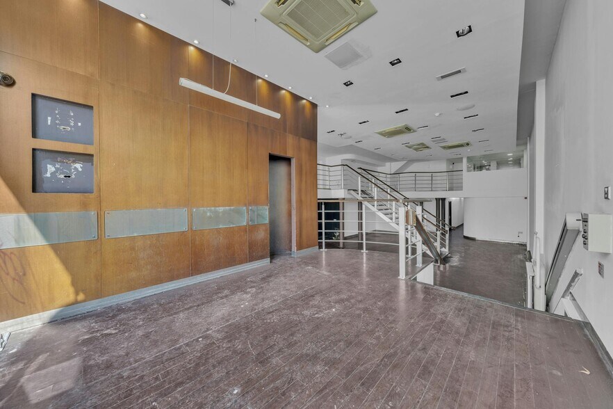 28 Jamestown Rd, London to rent - Interior Photo - Image 3 of 17