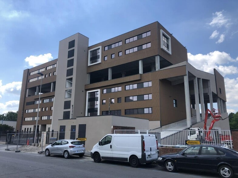 Light Industrial in Colombes to rent - Building Photo - Image 3 of 29