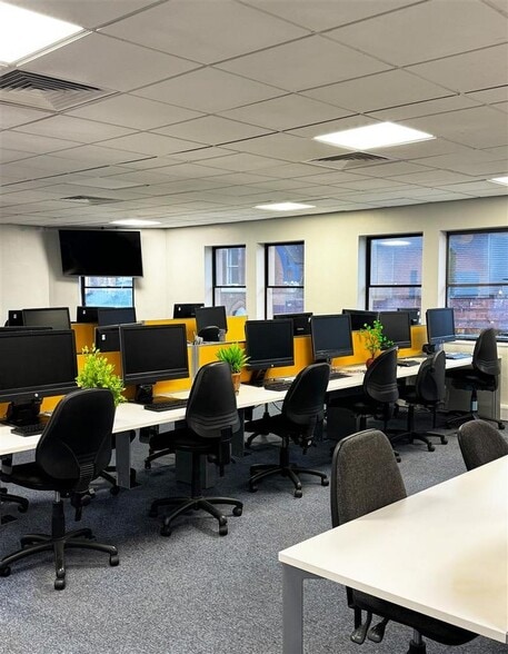 1A-1B Greenfield Cres, Birmingham to rent - Interior Photo - Image 2 of 24