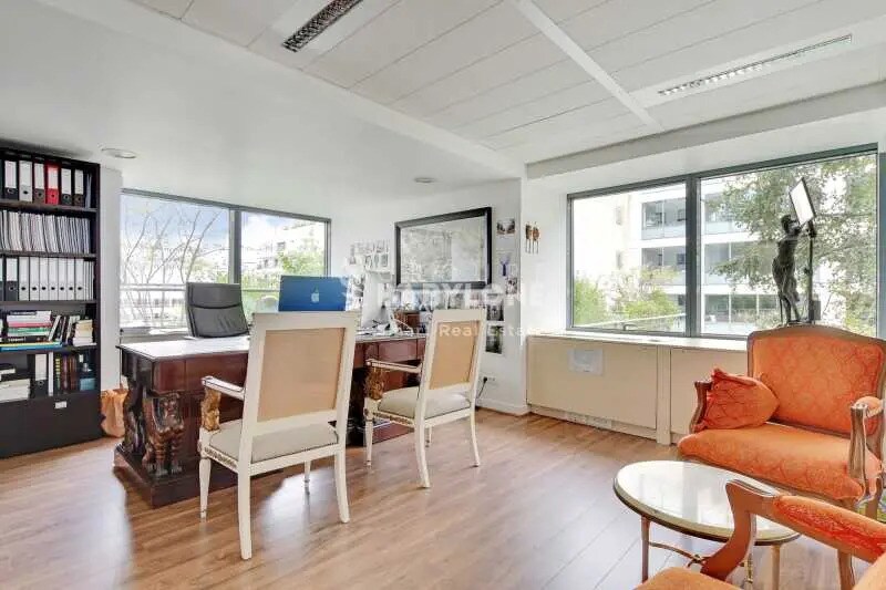 Office in Levallois-Perret to rent - Building Photo - Image 2 of 12