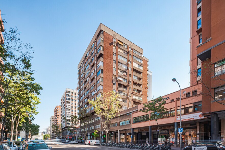 Retail in Madrid, Madrid to rent - Primary Photo - Image 1 of 3
