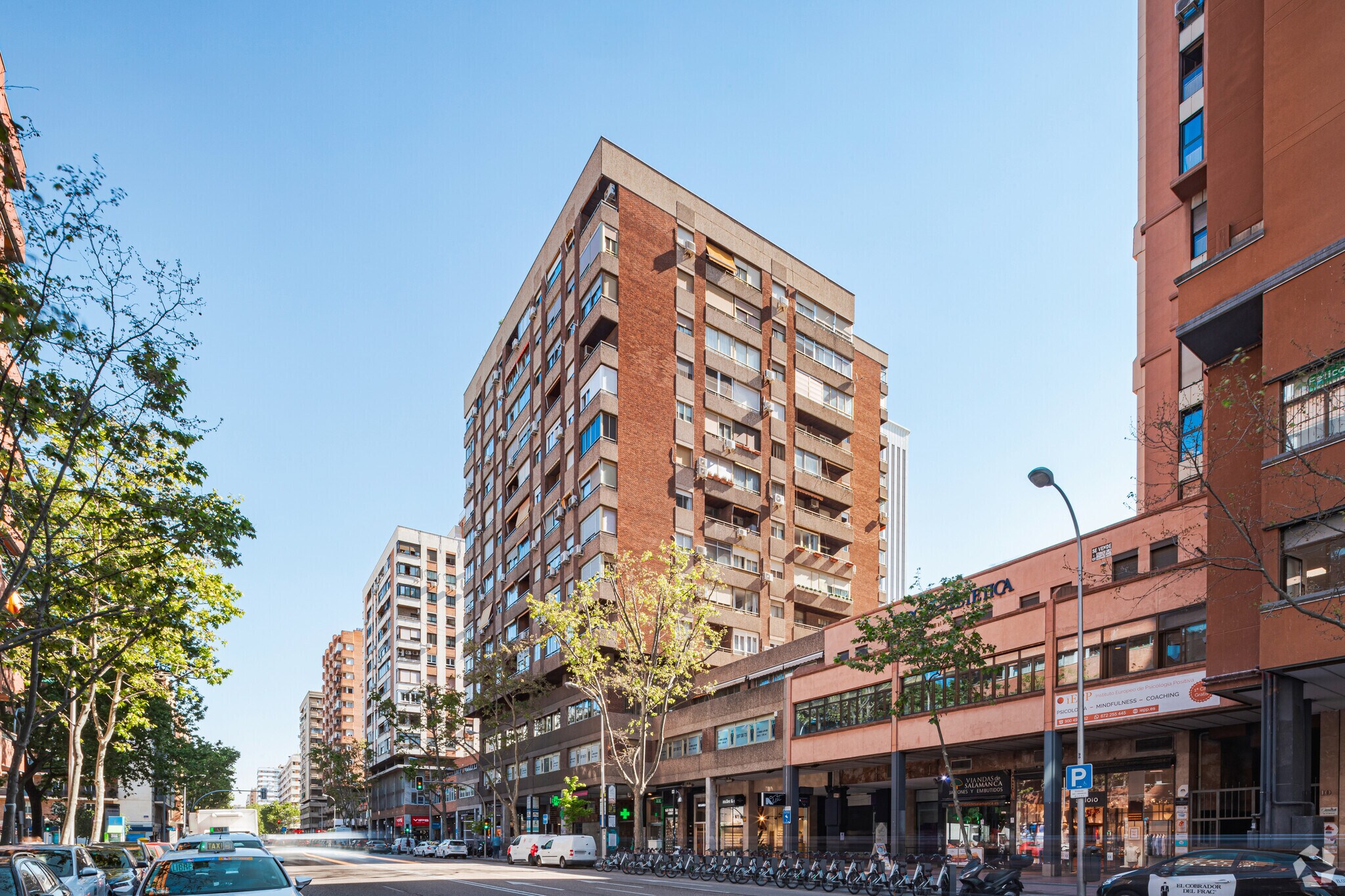 Retail in Madrid, Madrid to rent Primary Photo- Image 1 of 4