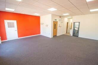 Cowley Mill Rd, Uxbridge to rent Interior Photo- Image 1 of 5