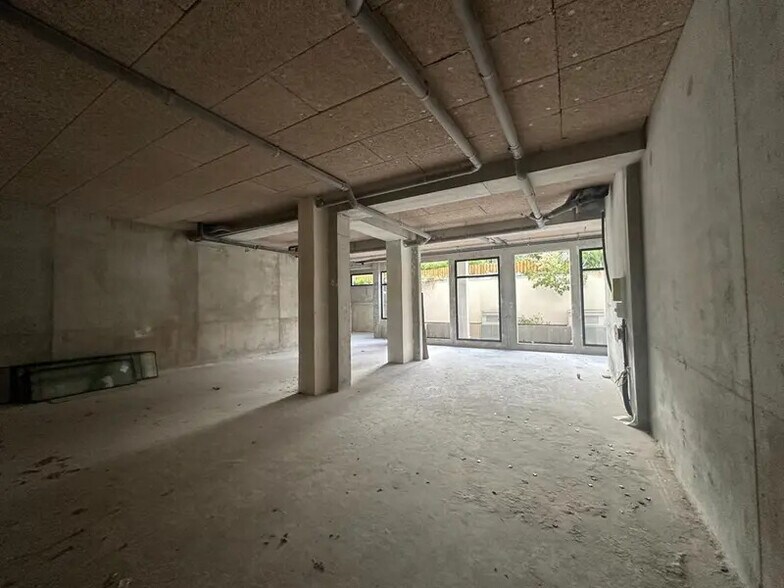 Retail in Clichy to rent - Building Photo - Image 1 of 9
