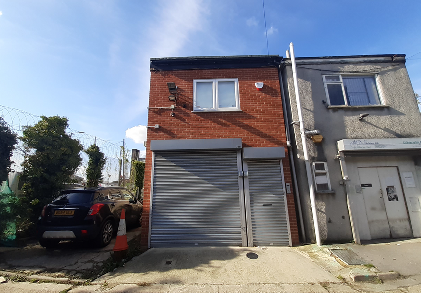 71A-71B Front Ln, Upminster for rent - Building Photo - Image 1 of 1