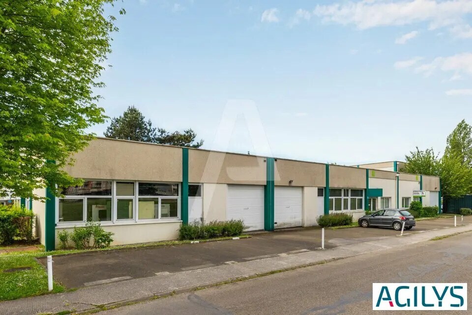 Office in Trappes to rent Building Photo- Image 1 of 5