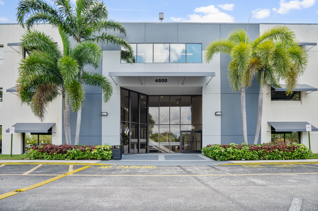 More details for 4500 N State Road 7, Lauderdale Lakes, FL - Office for Rent