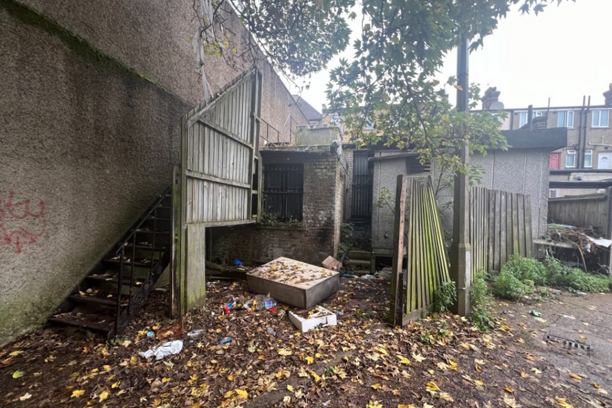 50-51 The Market, Sutton to rent - Building Photo - Image 3 of 3