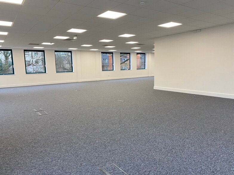 106 High St, Crawley to rent - Interior Photo - Image 3 of 3