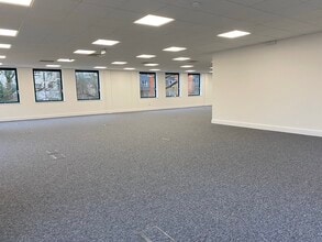 106 High St, Crawley to rent Interior Photo- Image 2 of 2
