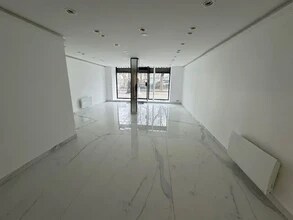 Retail in Paris to rent Interior Photo- Image 2 of 7