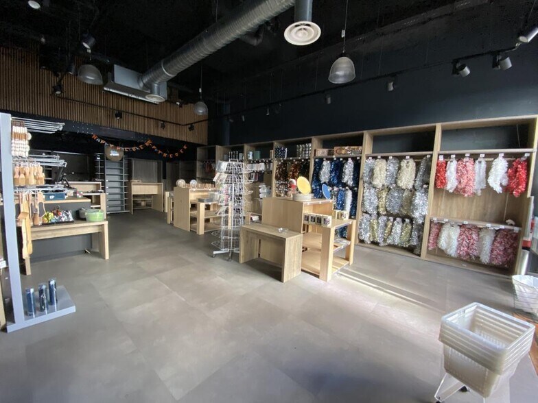 Retail in Joinville-le-Pont to rent - Interior Photo - Image 3 of 8