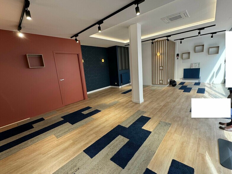 Retail in Levallois-Perret to rent - Interior Photo - Image 3 of 6