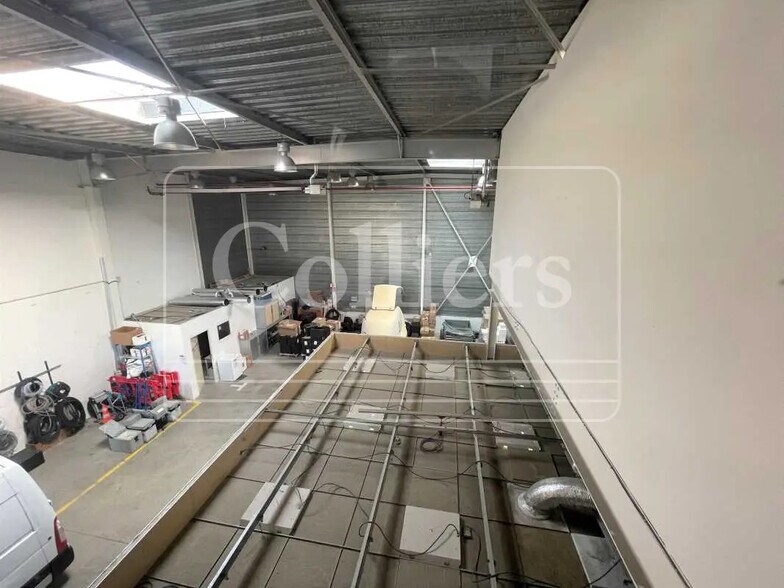 Light Industrial in Aix-en-Provence to rent - Interior Photo - Image 2 of 13