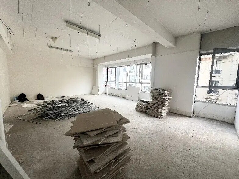 Light Industrial in Paris to rent - Interior Photo - Image 1 of 5