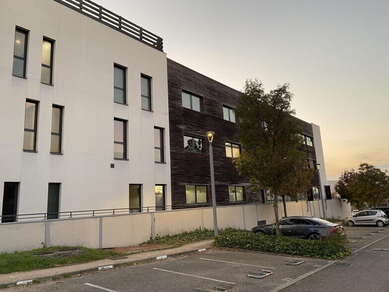 97 Allée Alexandre Borodine, Saint-Priest to rent - Building Photo - Image 2 of 23