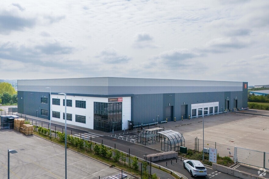 Gordon Banks Dr, Stoke On Trent to rent - Building Photo - Image 3 of 4