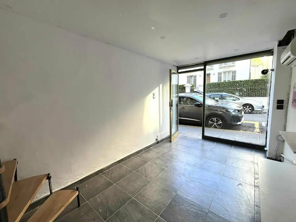 Retail in Antibes for sale Interior Photo- Image 1 of 5
