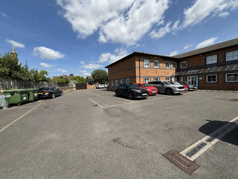 Victoria Rd, Bicester to rent - Building Photo - Image 3 of 4