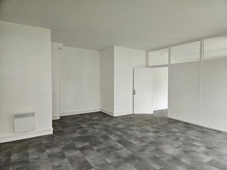 Office in Clamart to rent - Interior Photo - Image 2 of 12