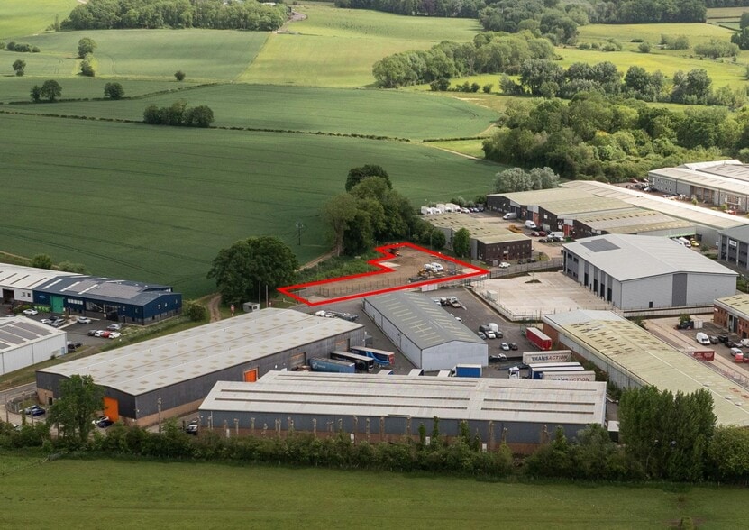 Drakes Dr, Long Crendon to rent - Building Photo - Image 1 of 4