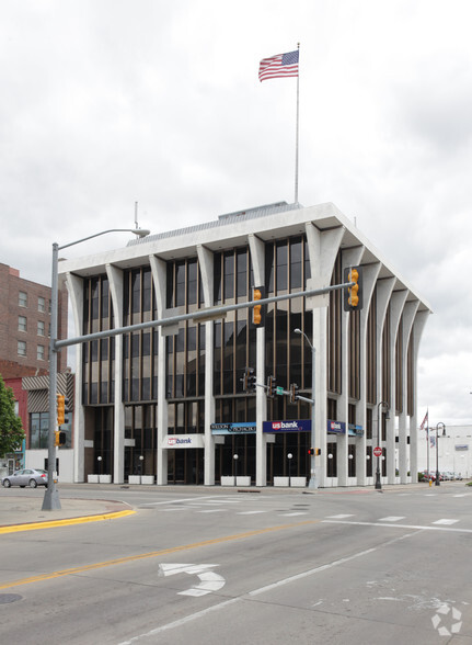 421 W Broadway, Council Bluffs, IA for rent - Primary Photo - Image 1 of 7