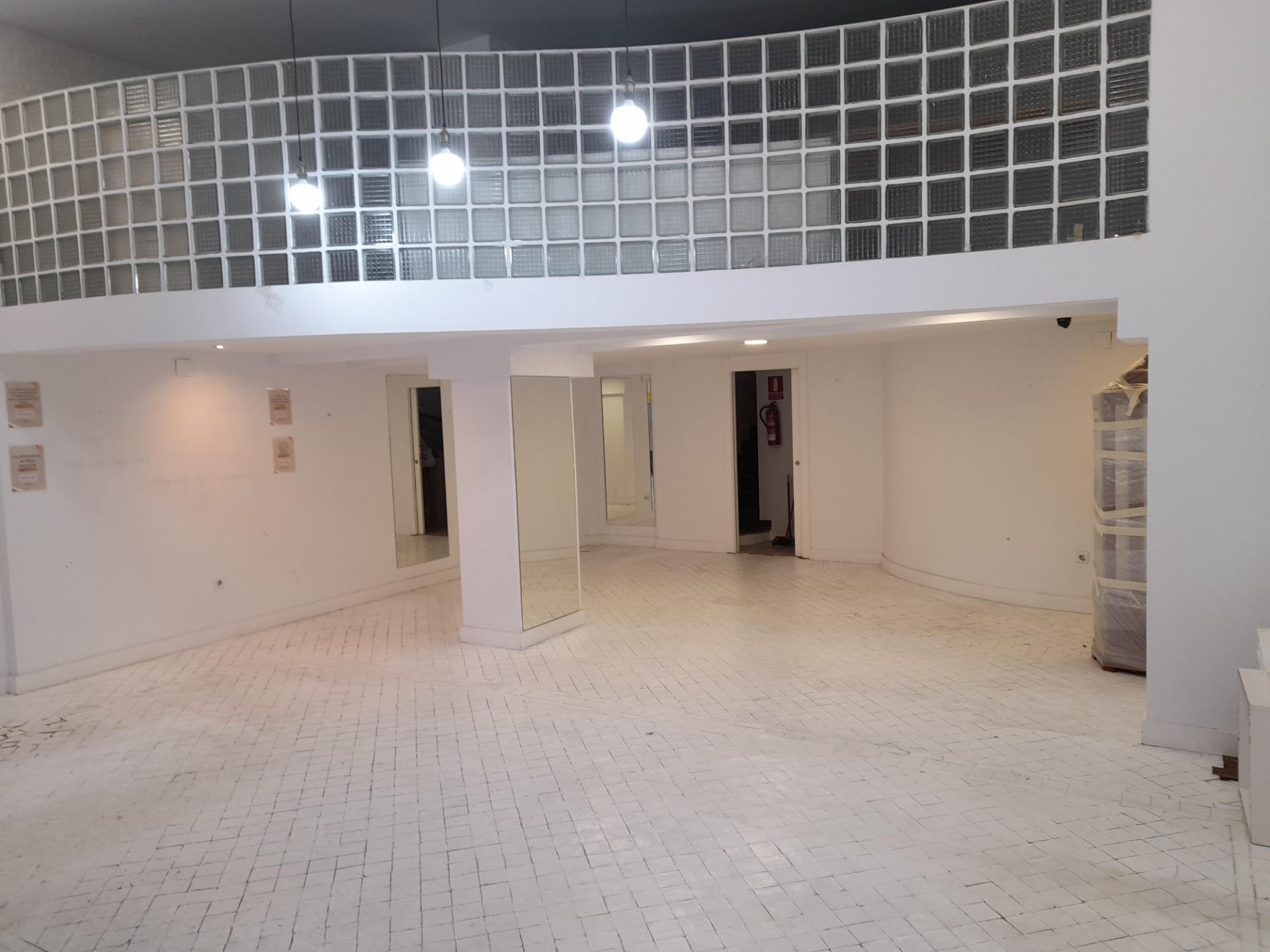 Retail in Cáceres, Cáceres to rent Building Photo- Image 1 of 12