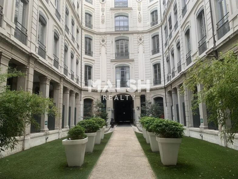 Office in Lyon for sale - Building Photo - Image 1 of 14