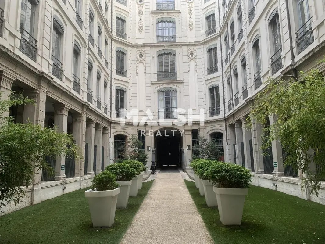 Office in Lyon for sale Building Photo- Image 1 of 15