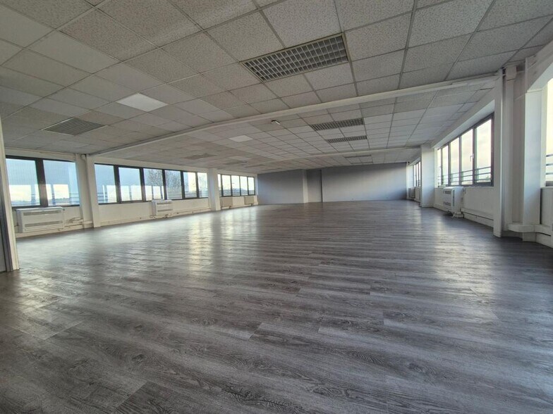 Office in Le Thillay to rent - Interior Photo - Image 2 of 4