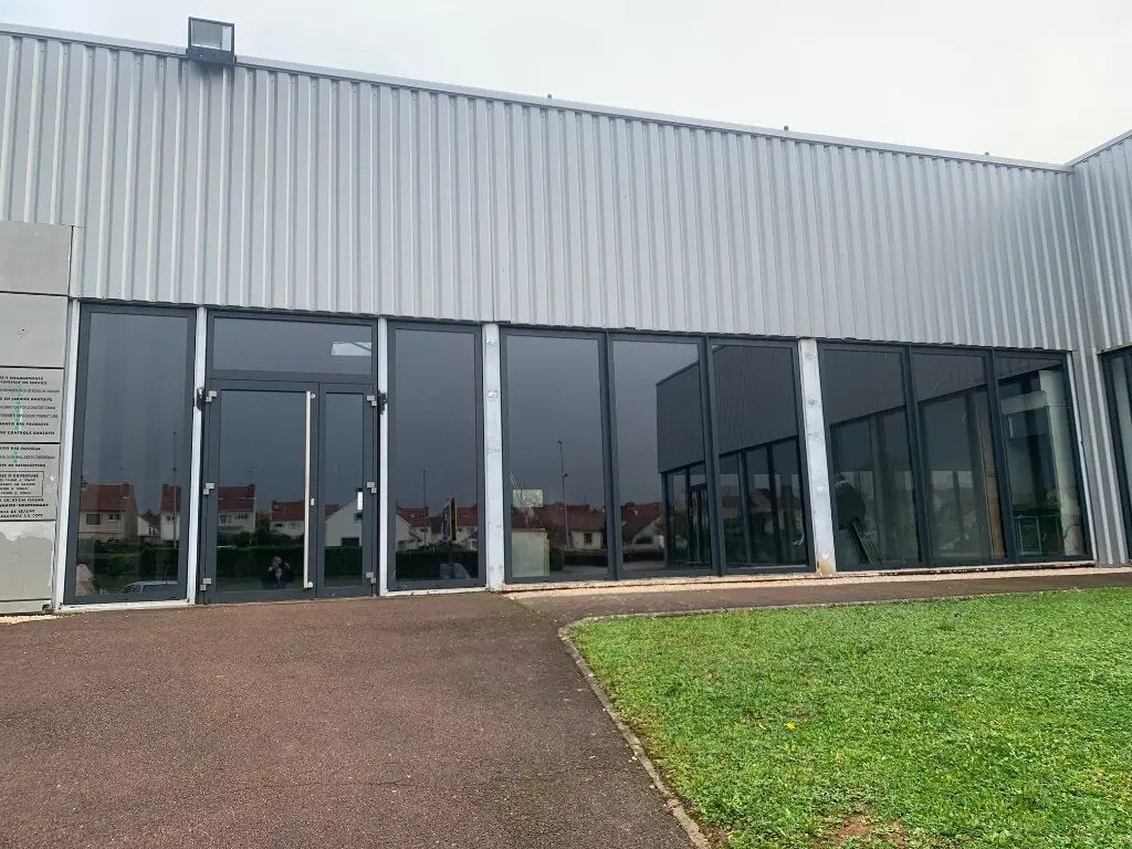 Location Commerce 255 m² - Photo 1