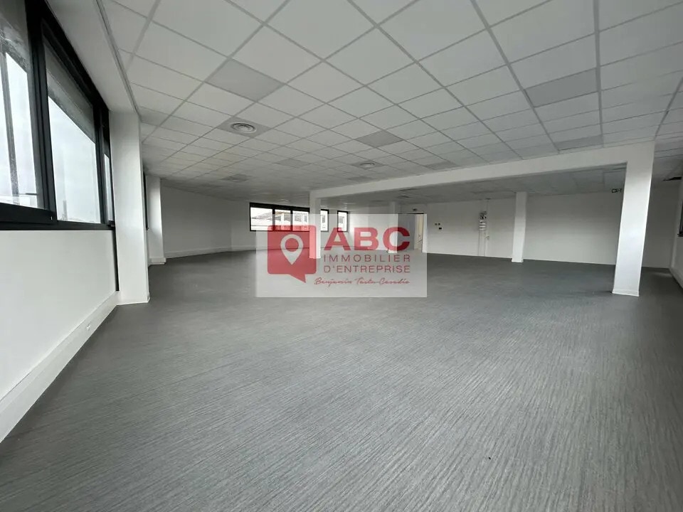 Location Bureaux 203 m² - Photo 1