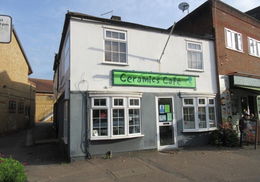 1 Berry Ln, Walton On Thames for sale - Building Photo - Image 1 of 1