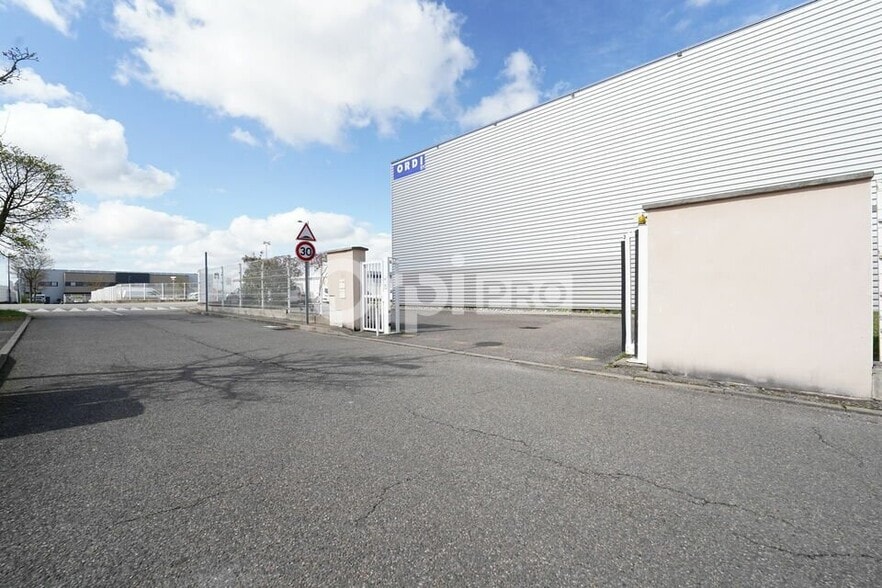 33 Impasse Vue Du Ciel, Colombier-Saugnieu to rent - Building Photo - Image 2 of 11