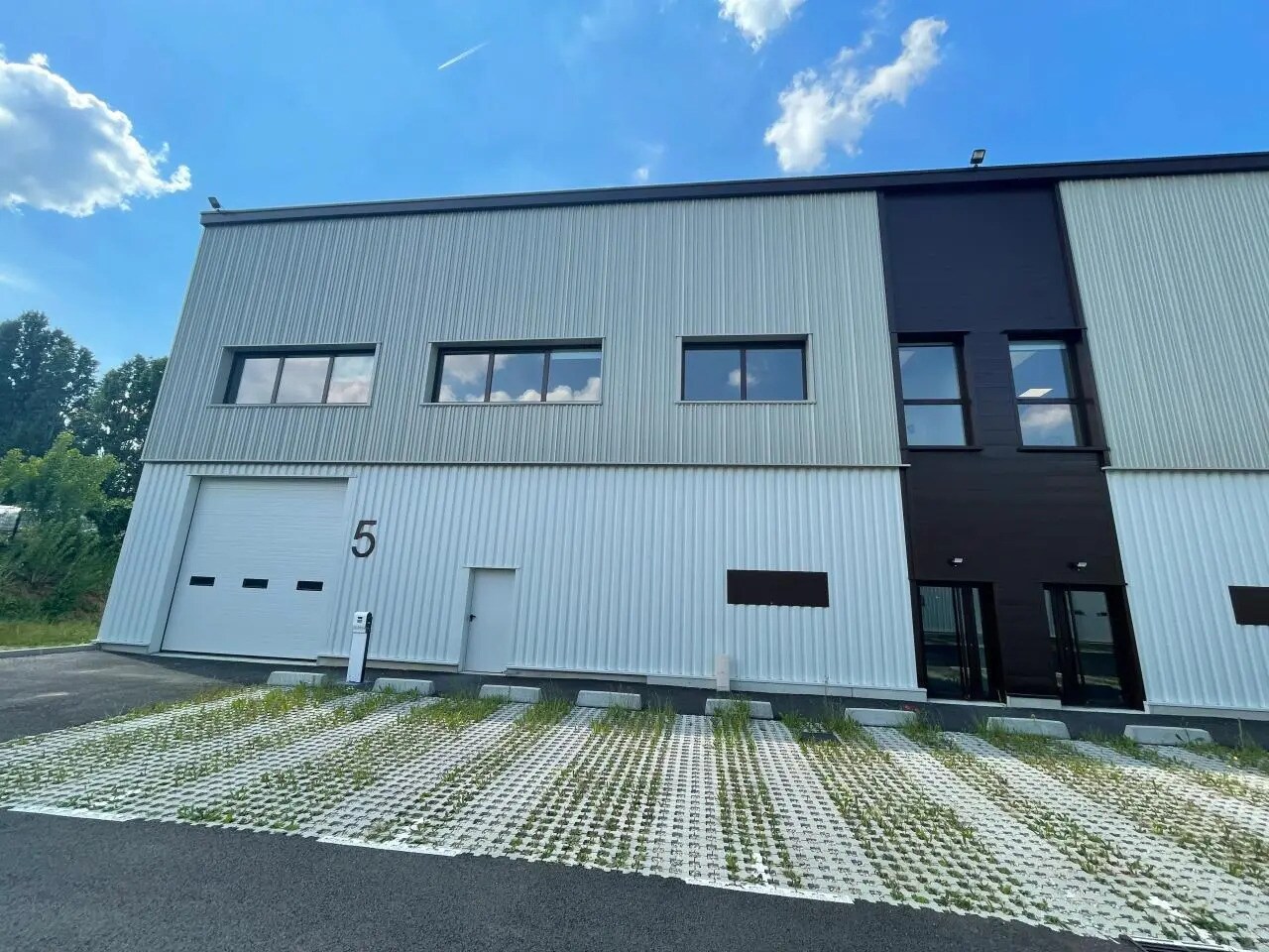 Light Industrial in Osny to rent Primary Photo- Image 1 of 17