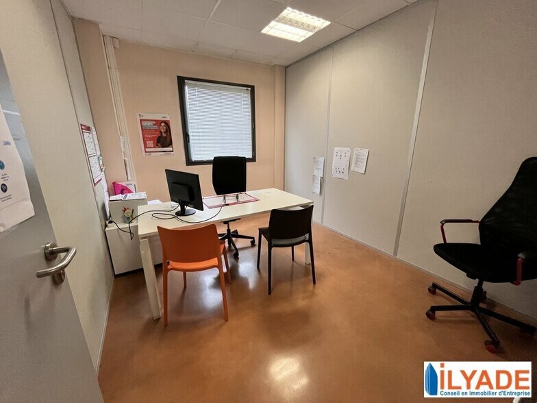 Office in Aubagne to rent - Interior Photo - Image 1 of 4