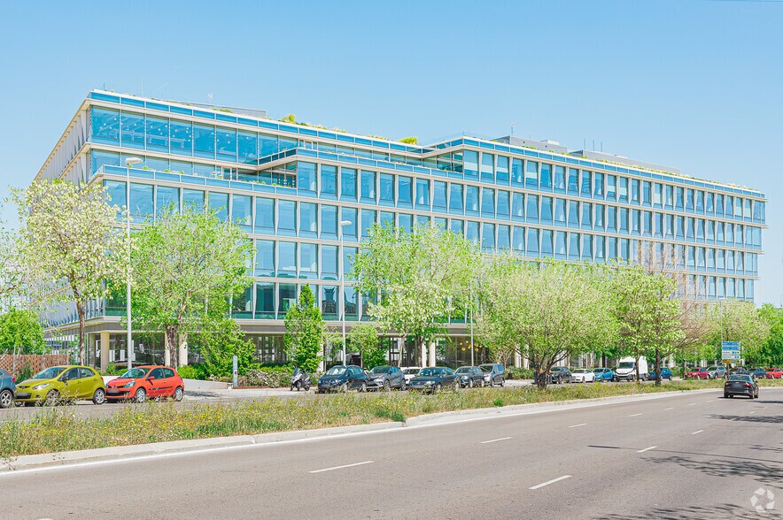 Calle Puerto de Somport, 21 -23, Madrid, Madrid to rent - Primary Photo - Image 1 of 8