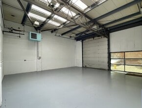 1-17 Kembrey Park, Swindon to rent Interior Photo- Image 2 of 4