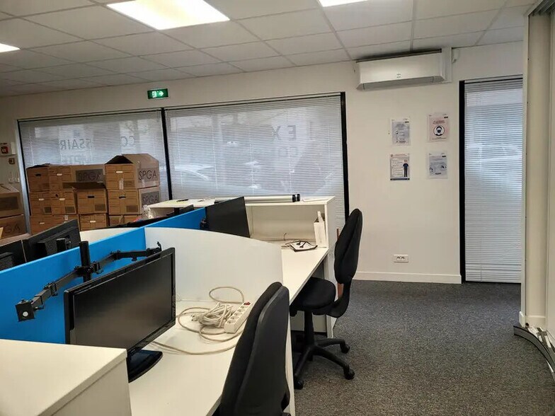 Retail in Tremblay-en-France to rent - Interior Photo - Image 2 of 9