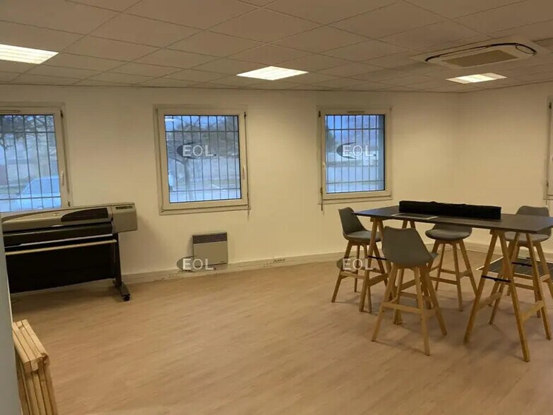 Office in Toussieu to rent - Interior Photo - Image 2 of 10