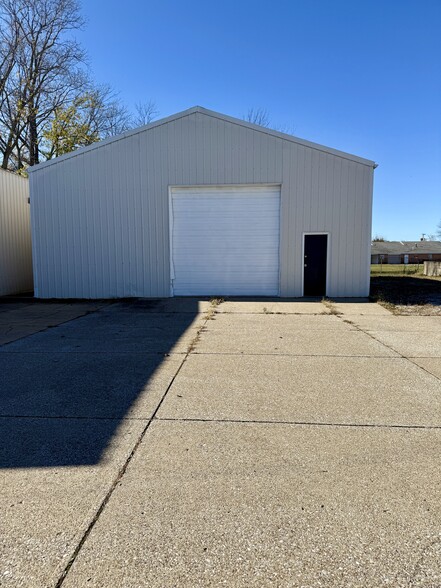 1700 N Burkhardt Rd, Evansville, IN for rent - Building Photo - Image 2 of 7