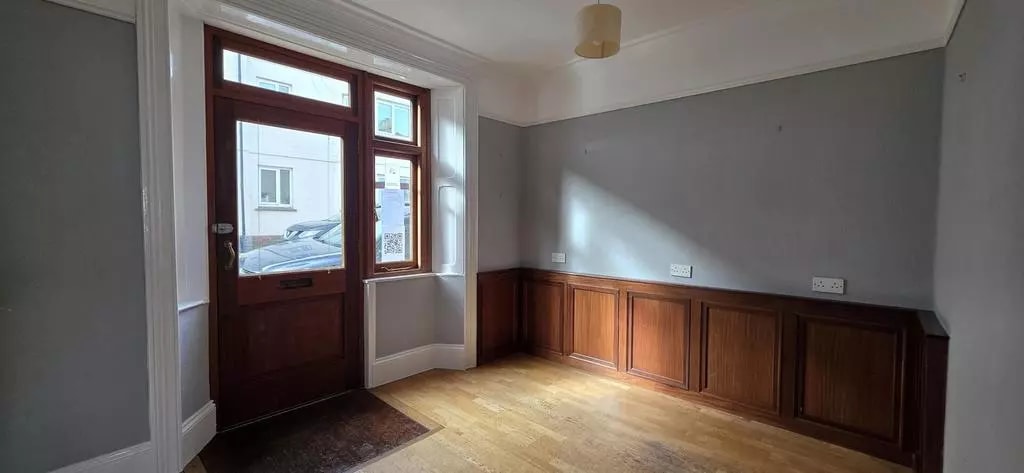 21 Higher St, Dartmouth to rent Interior Photo- Image 1 of 3