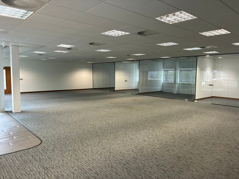 Sunrise Pky, Milton Keynes to rent - Building Photo - Image 3 of 7