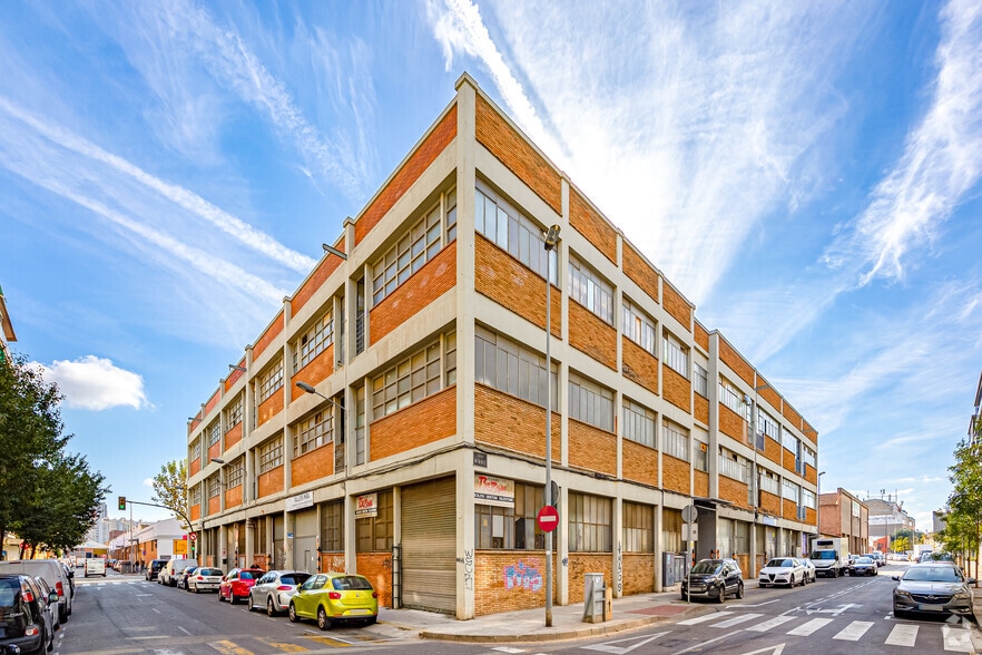 Industrial in L'Hospitalet de Llobregat, Barcelona to rent - Building Photo - Image 3 of 4