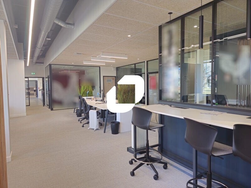 Office in Tremblay-en-France to rent Building Photo- Image 1 of 14