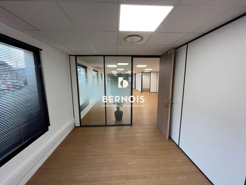 Office in La Seyne-sur-Mer to rent - Interior Photo - Image 3 of 12