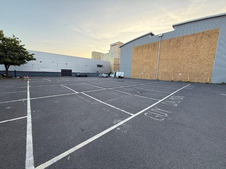 Portsmouth Rd, Surbiton to rent - Building Photo - Image 3 of 4