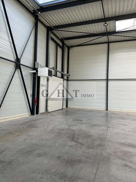 Industrial in Gennevilliers to rent - Building Photo - Image 2 of 7