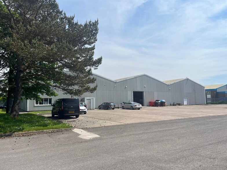 Kingsway, Bridgend to rent - Building Photo - Image 2 of 3